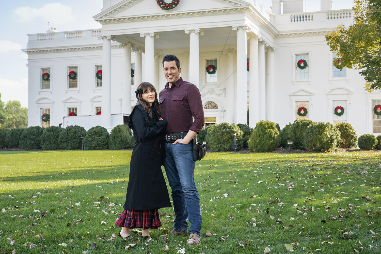 JONATHAN SCOTT AND ZOOEY DESCHANEL TO HOST HGTV'S 'WHITE HOUSE CHRISTMAS 2022' ON SUNDAY, DEC. 11, AT 6 PM ET/PT