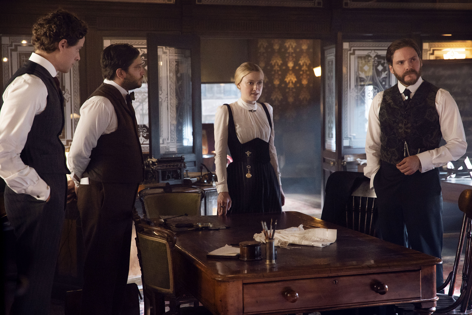 Douglas Smith, Matthew Shear, Dakota Fanning, Daniel Brühl