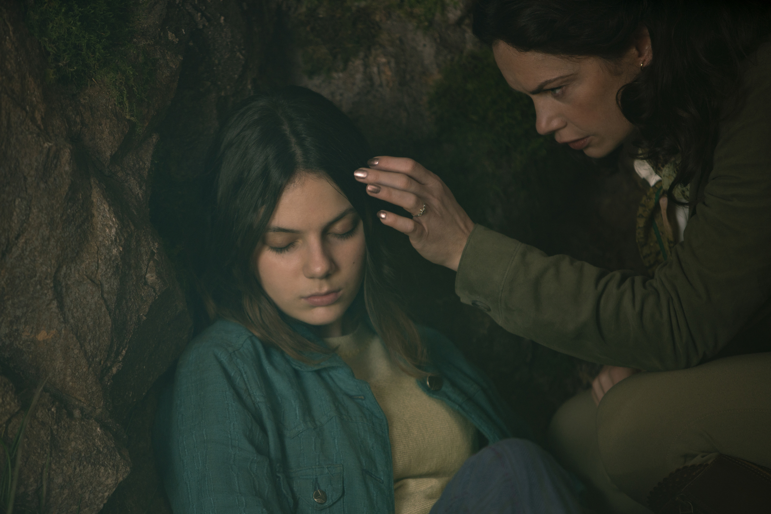 Dafne Keen, Ruth Wilson