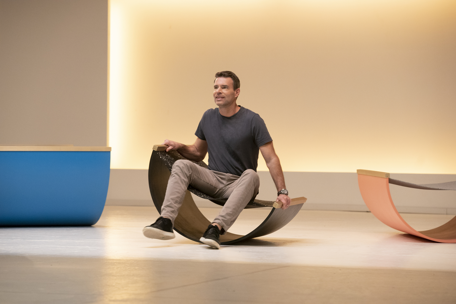 Scott Foley (host and judge)