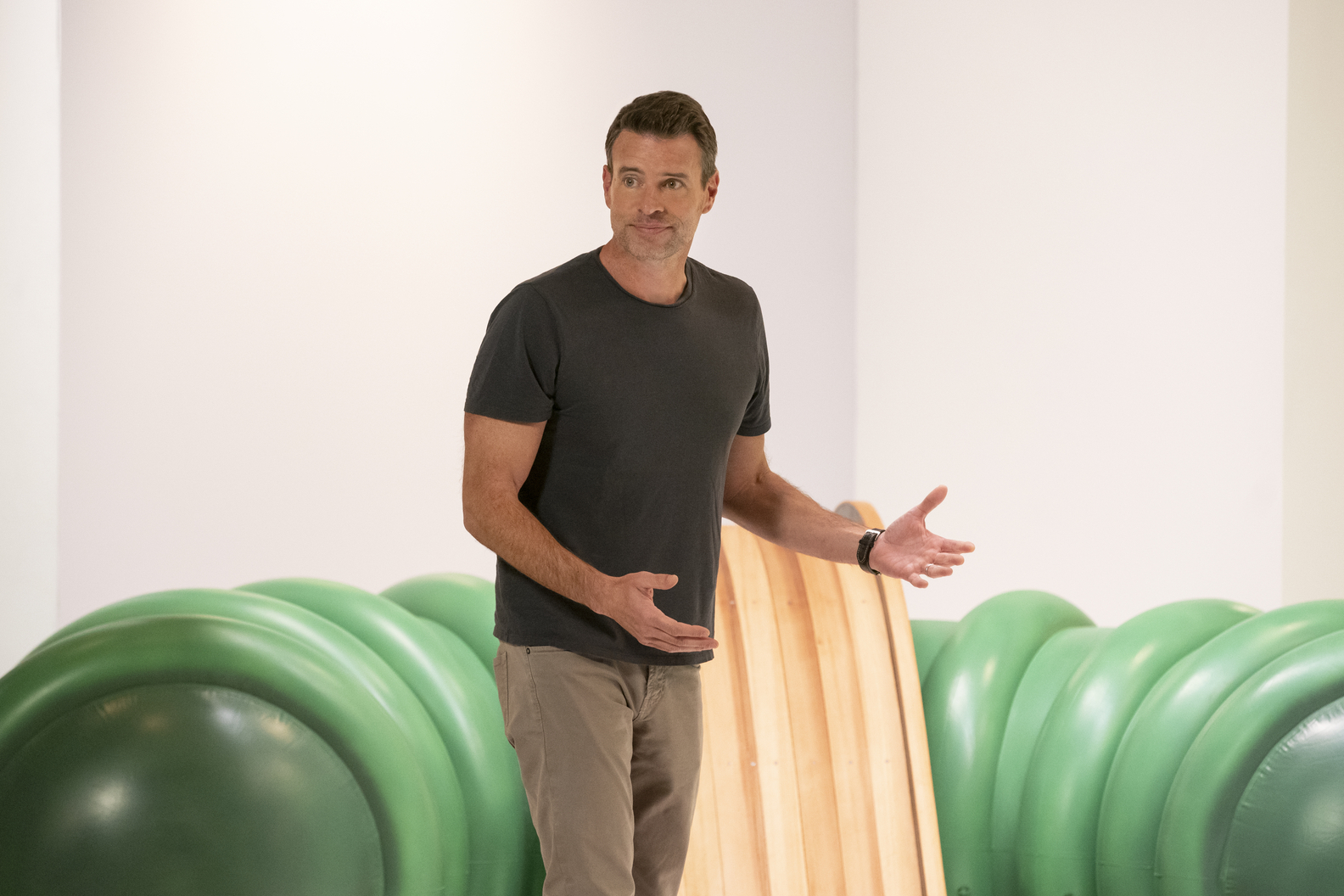 Scott Foley (host and judge)