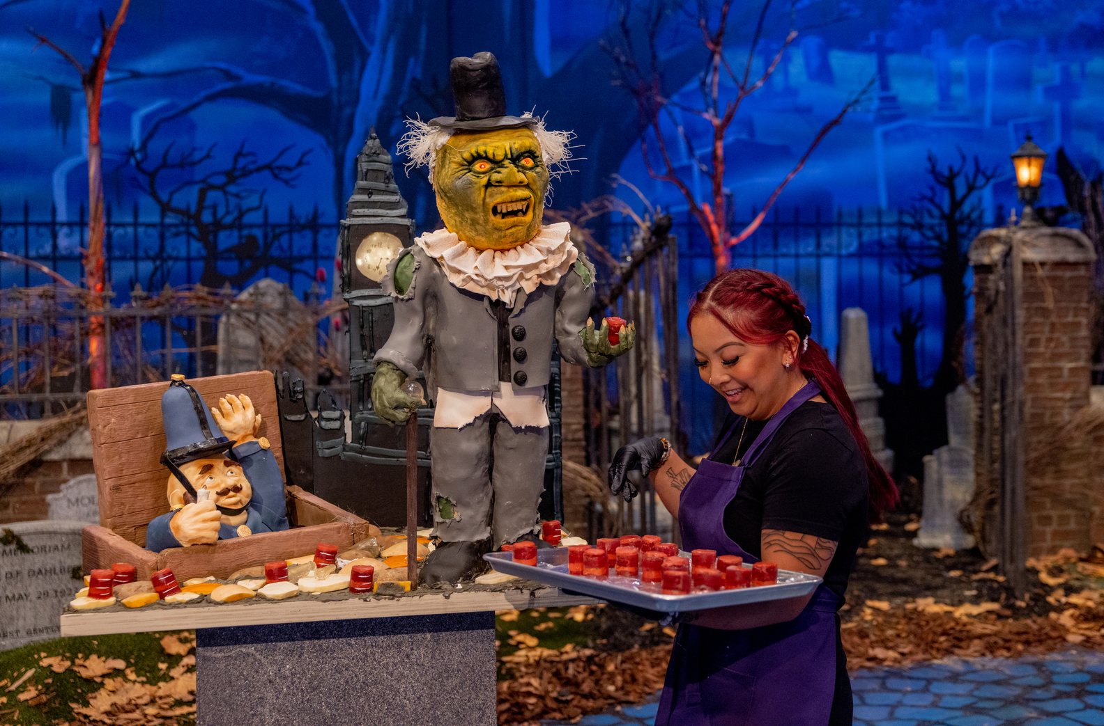 Halloween Wars - Calia Pacle of Creepin’ It Real puts finishing touches on the team's creation