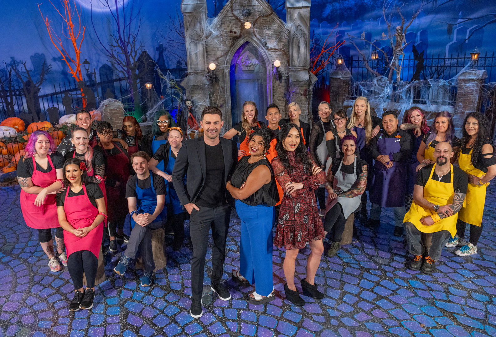 host_jonathan_bennett_and_judges_shinmin_li_and_aarti_sequeira_and_all_cast_portrait_as_seen_on_halloween_wars
