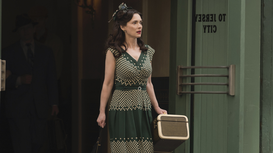 Winona Ryder, ep. 1. photo_ Michele K. Short_HBO_0.jpg