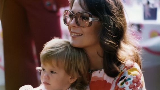 Natalie Wood and her daughter, Courtney Wagner, at Natasha’s 5th Birthday Party (1975)