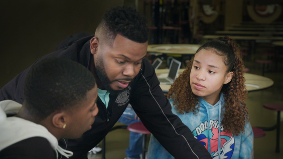 Mayor Michael Tubbs helping students Isaiah Evans and Joy Almendarez fill out their applications for Stockton Scholars