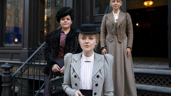 Melanie Field, Dakota Fanning and Georgia Lowe