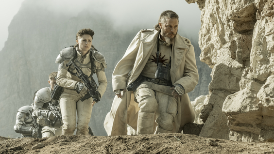 Niamh Algar, Travis Fimmel