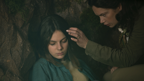 Dafne Keen, Ruth Wilson