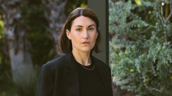 EMMY®-WINNING “HACKS” CO-CREATOR JEN STATSKY SIGNS OVERALL DEAL WITH WARNER BROS. TELEVISION GROUP