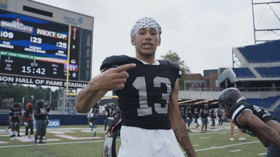 Quarterback Trilian Harris