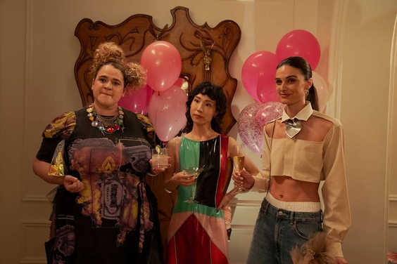 Bonnie Milligan, Daphne Zelle, Mariah Strongin