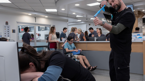 Noah Wyle, Isa Briones